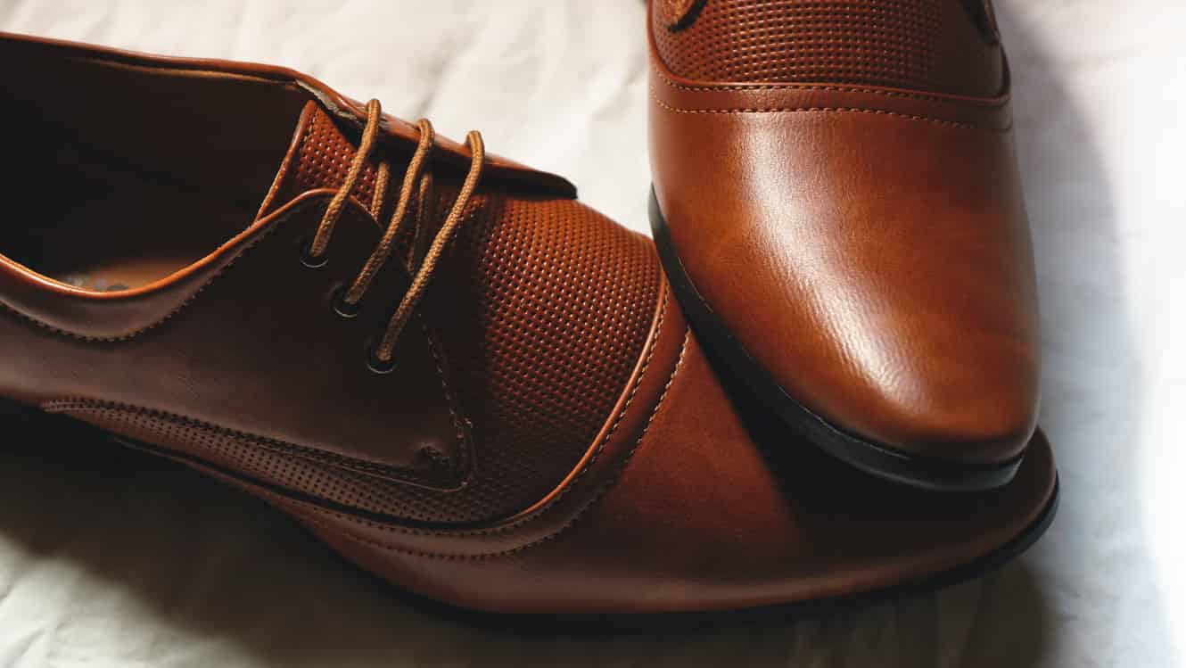 How To Get Water Stains Out Of Leather Shoes? 4 Effective Methods